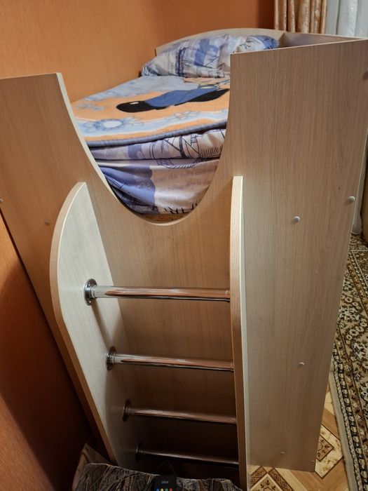 Продам ліжко з комодом та матросом на драбині.