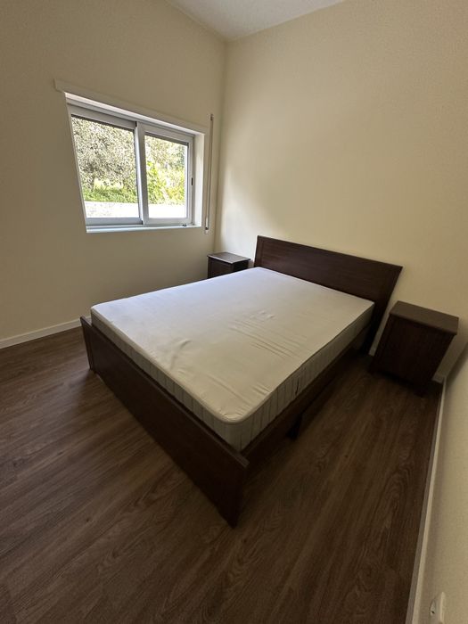 Conjunto cama, colchão e mesas de cabeceira