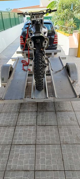 Segue para venda Honda CRF 250R black edition com o reboque