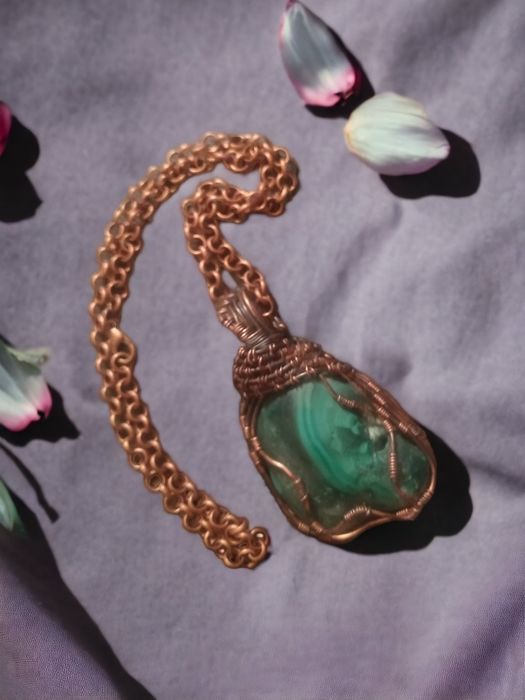 Niepowtarzalny duży wisiorek na łańcuszku  z malachitu i miedzi
