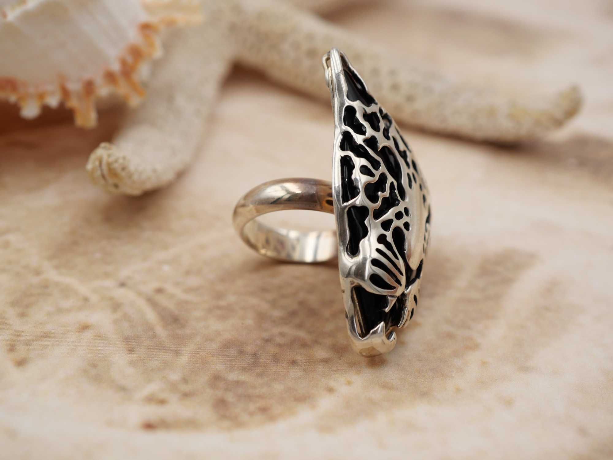 Srebrny pierścionek z bursztynem-jaguar