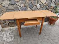 Mesa de cozinha com duas cadeiras