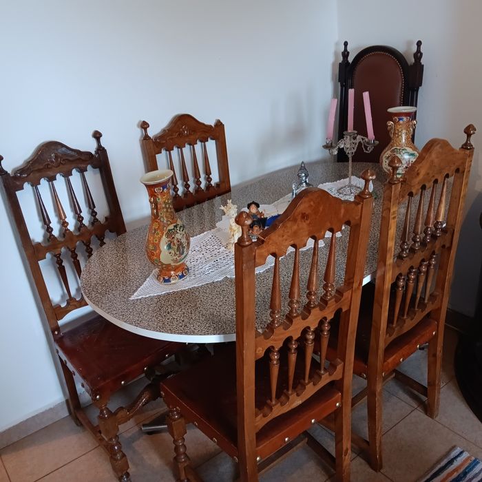 Mesa mais cadeiras e movel de tv a mesa pequena  vai gratis