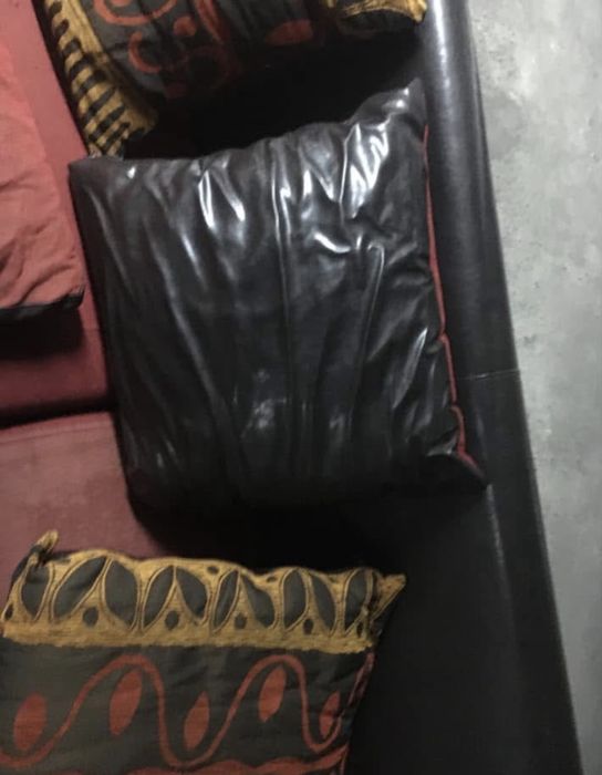 Vendo Sofá Chaise longue grande com 6 almofadas em pele