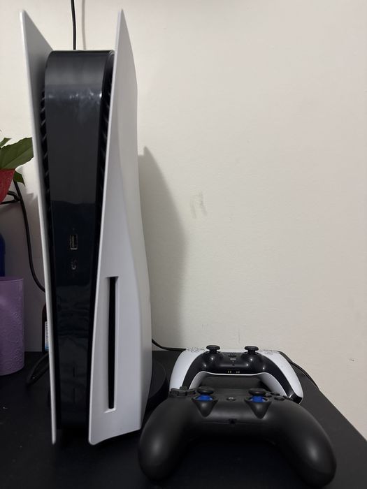 "PS5 Slim com leitor + 2 controles