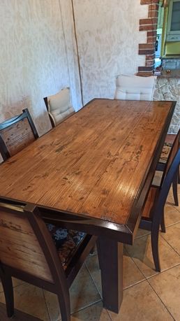 Komplet mebli (stół, krzesla, witryna i kredens) z drewna kauczukowego