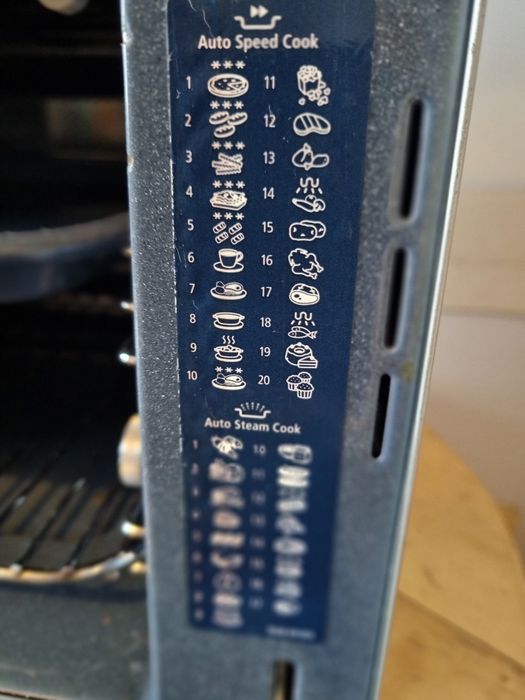 Piekarnik parowo -mikrofalowy firmy Samsung.