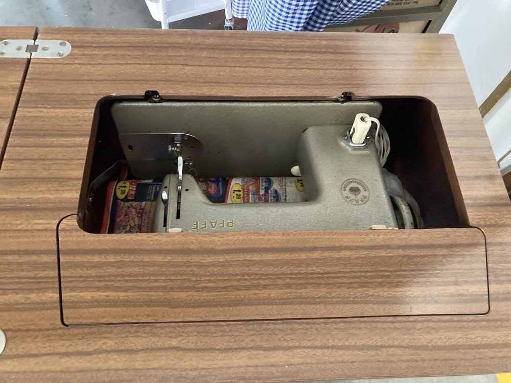 Máquina de Costura PFAFF 60 Automática, com Móvel