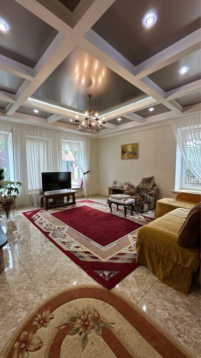 Продається просторий будинок з ландшафтною ділянкою|10 соток|266,6м2