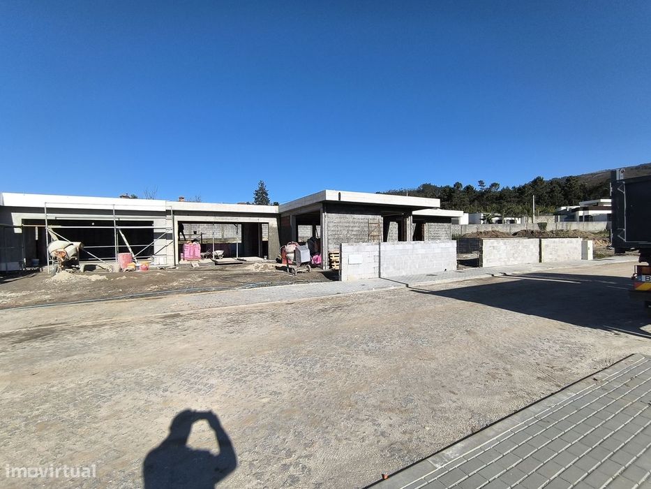 Moradia moderna com jardim, garagem e vista montanha