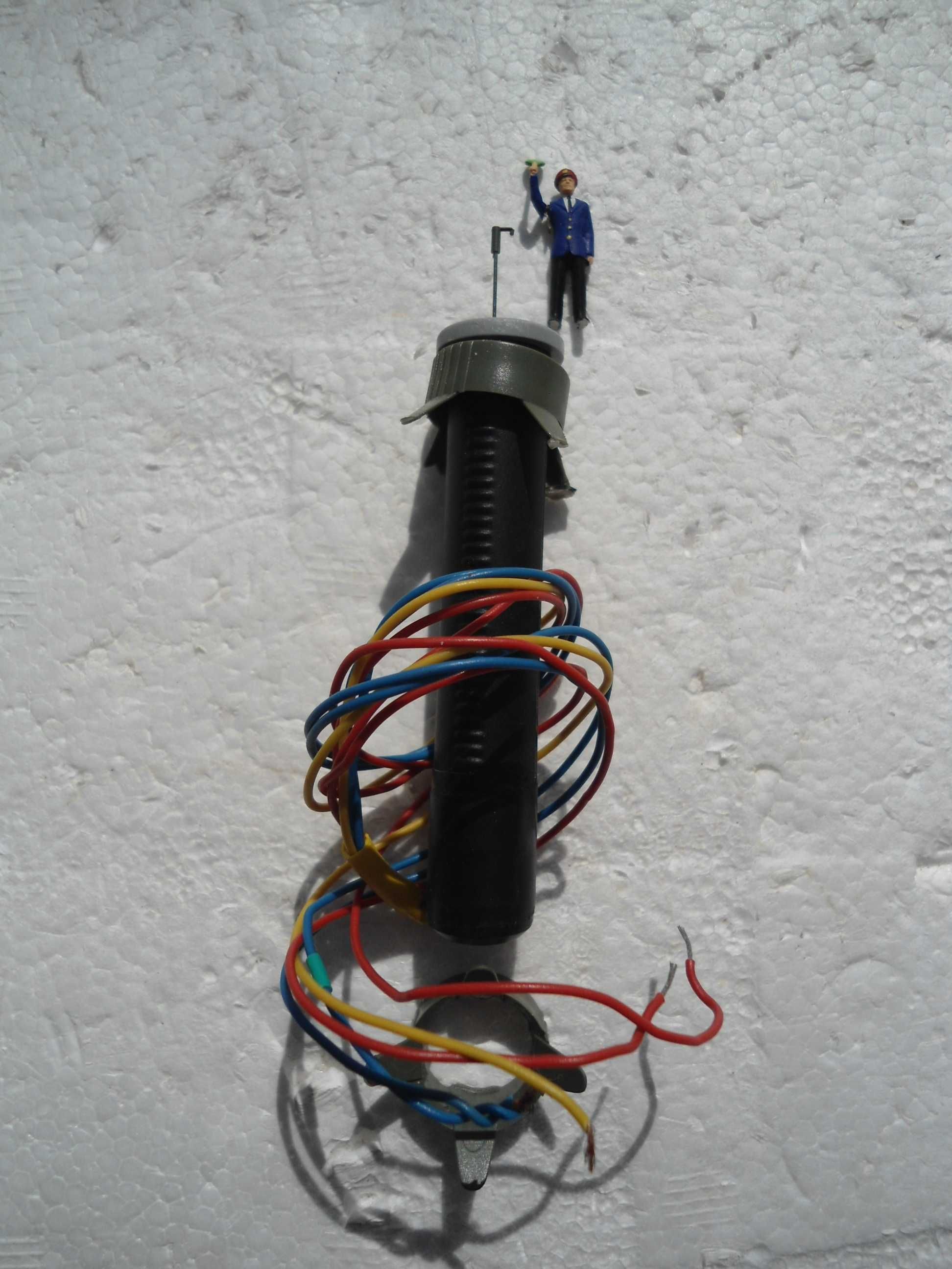 1:87 Viessmann Chefe estação a dar partida