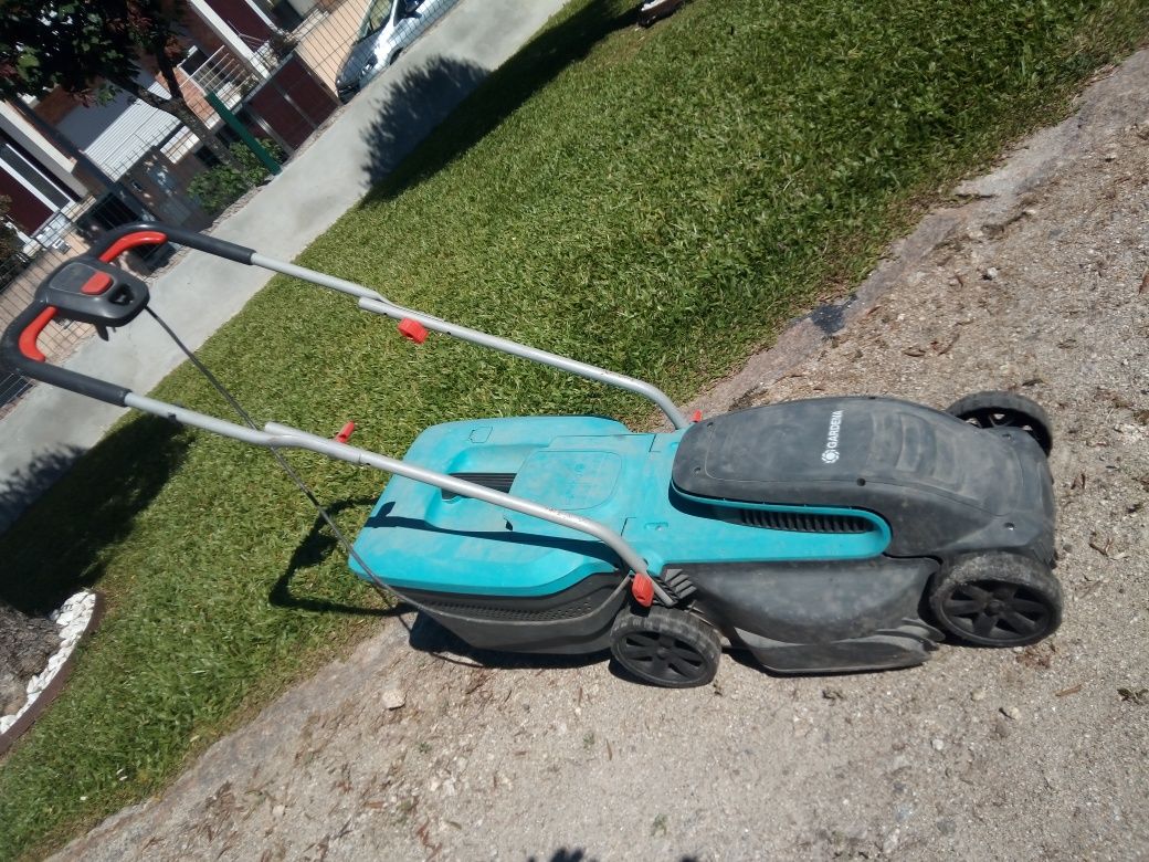 Máquina de cortar relva