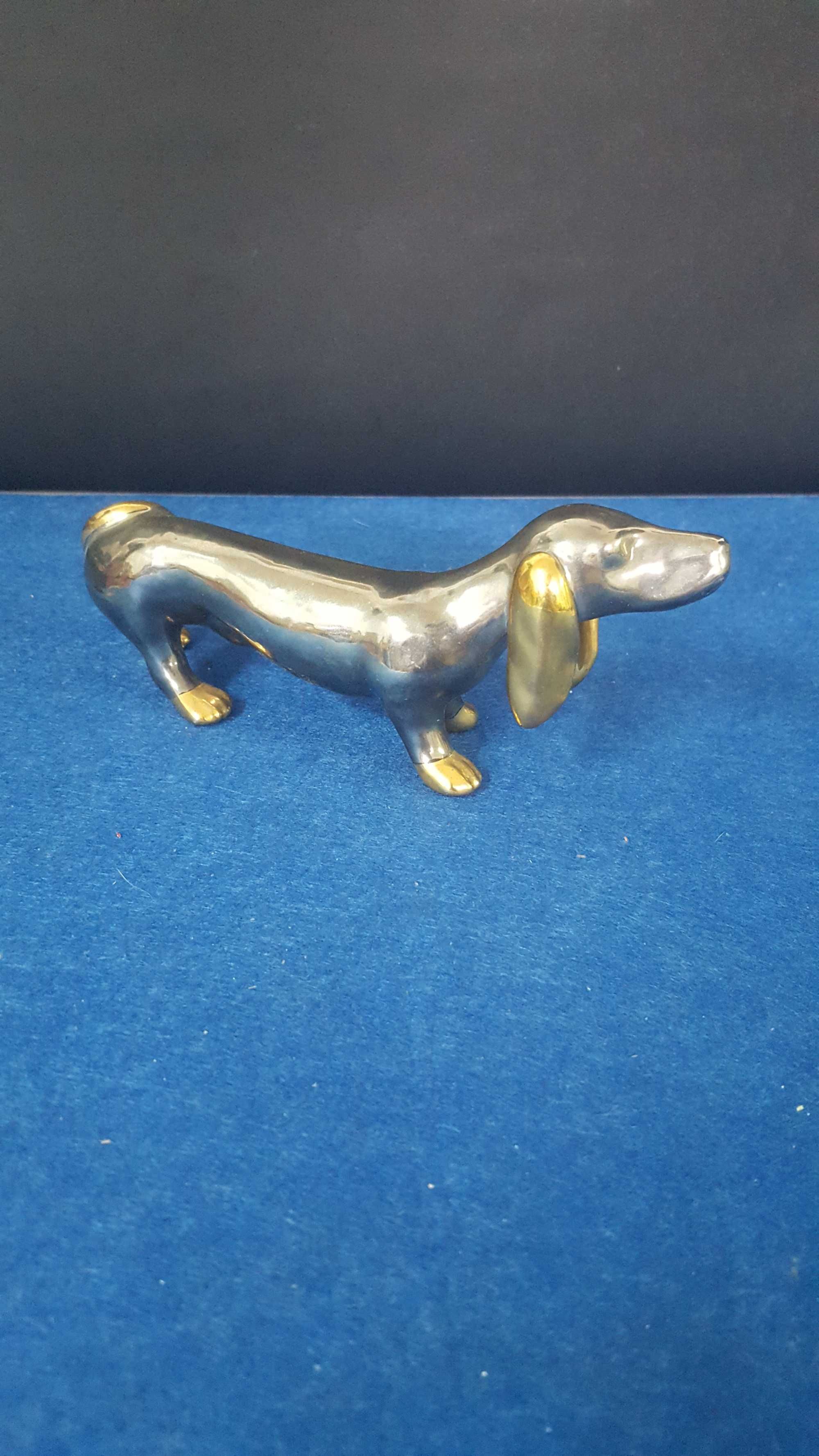Curioso cão Salchicha , em porcelana. Dourado e prateado