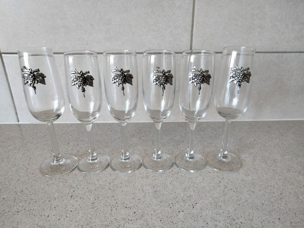 Conjunto de 18 copos, com pormenor decorativo em estanho