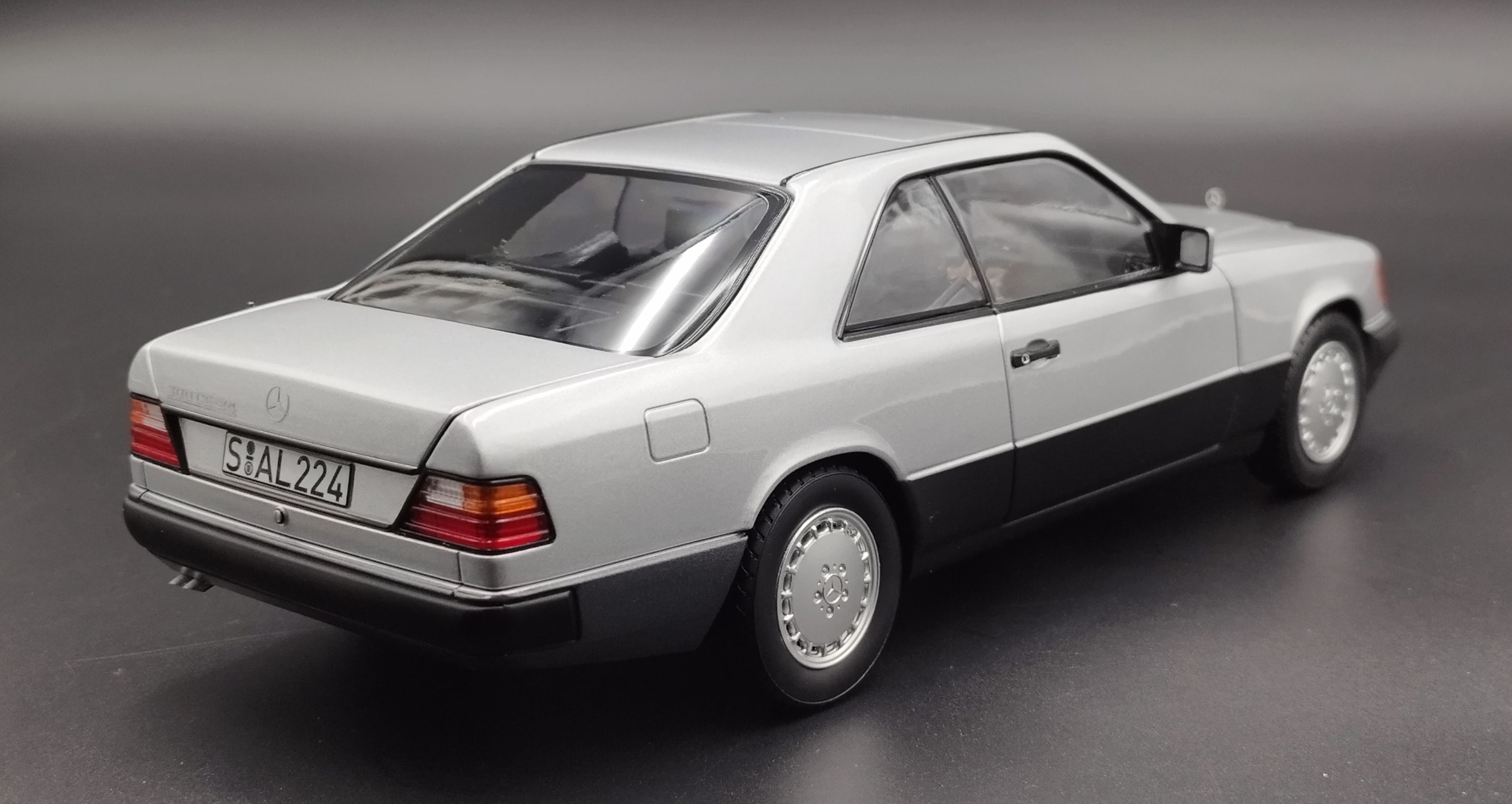 1:18 Norev 1990 Mercedes 300CE-24 Coupe C124 model nowy