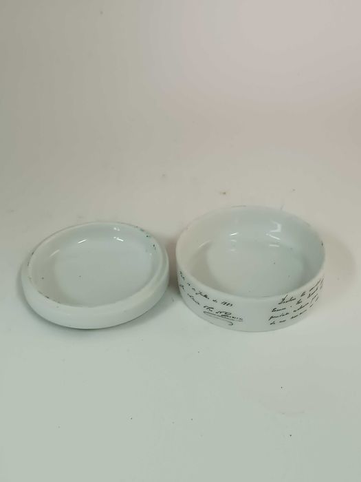 Pequena caixa em porcelana da Vista Alegre alusiva a Eça de Queiroz