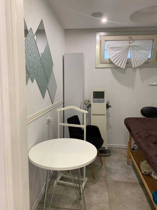 Є Світло в кабінеті 8 м2 кушетка вода в салоні краси Івасюка Оболонь