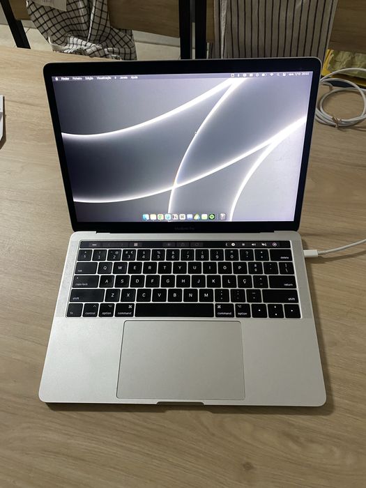 Macbook Pro 2017 Touchbar 13” i5 16GB RAM
