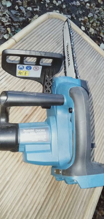 Makita - akumulatorowa piła łańcuchowa.