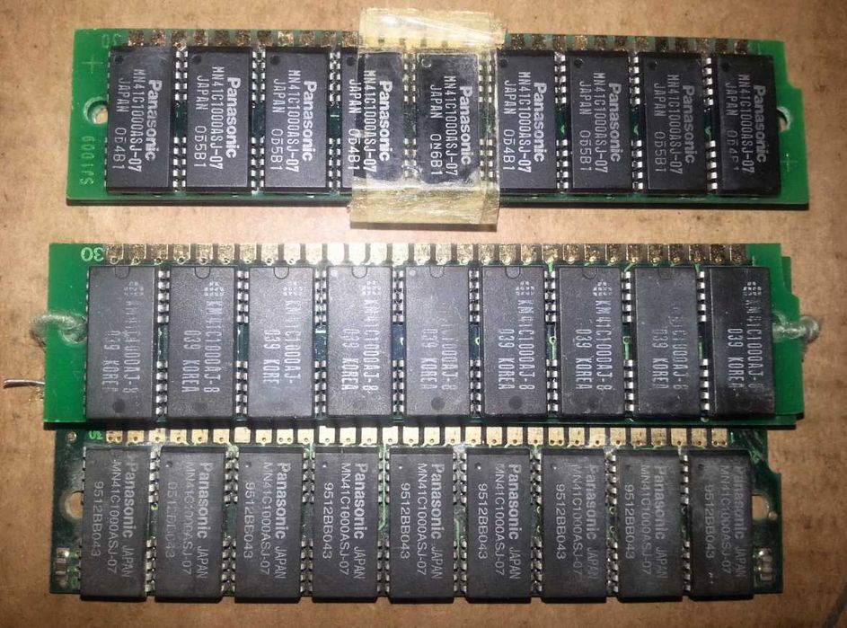 Akcesoria komputerowe: 13 kart pamięci, 2 karty WLAN