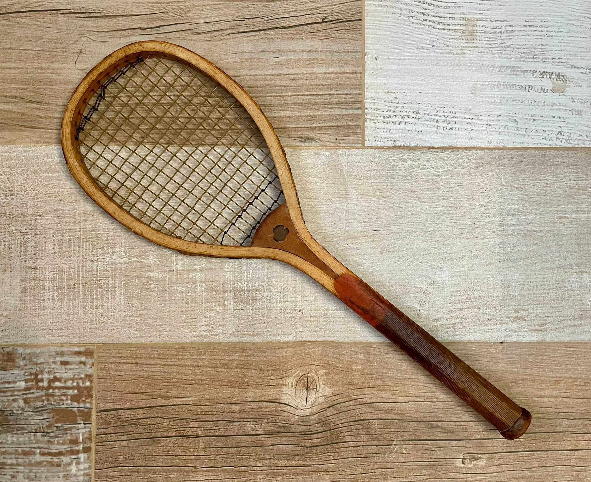 Raquetes vintage de madeira e acessórios antigos de tênis