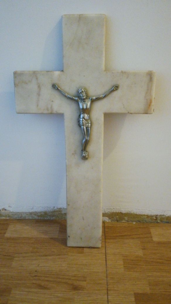Artigo religioso. Cruz para campa em mármore com crucifixo prateado