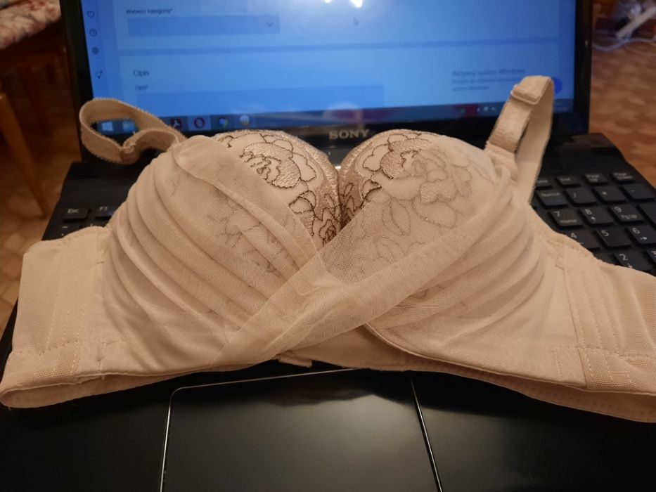 Biustonosz ecru z falbanką rozm 70 A Push Up