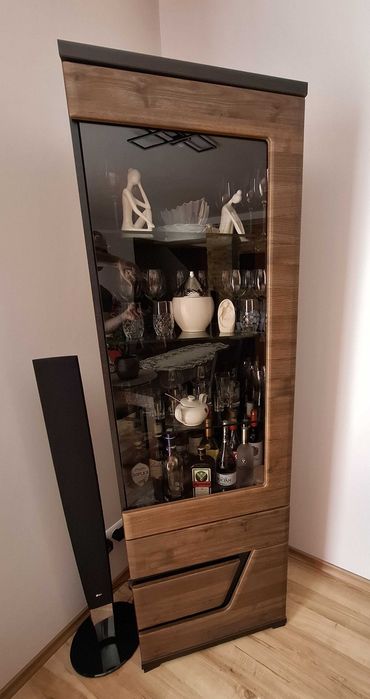 stół z krzesłami, komoda, szafka