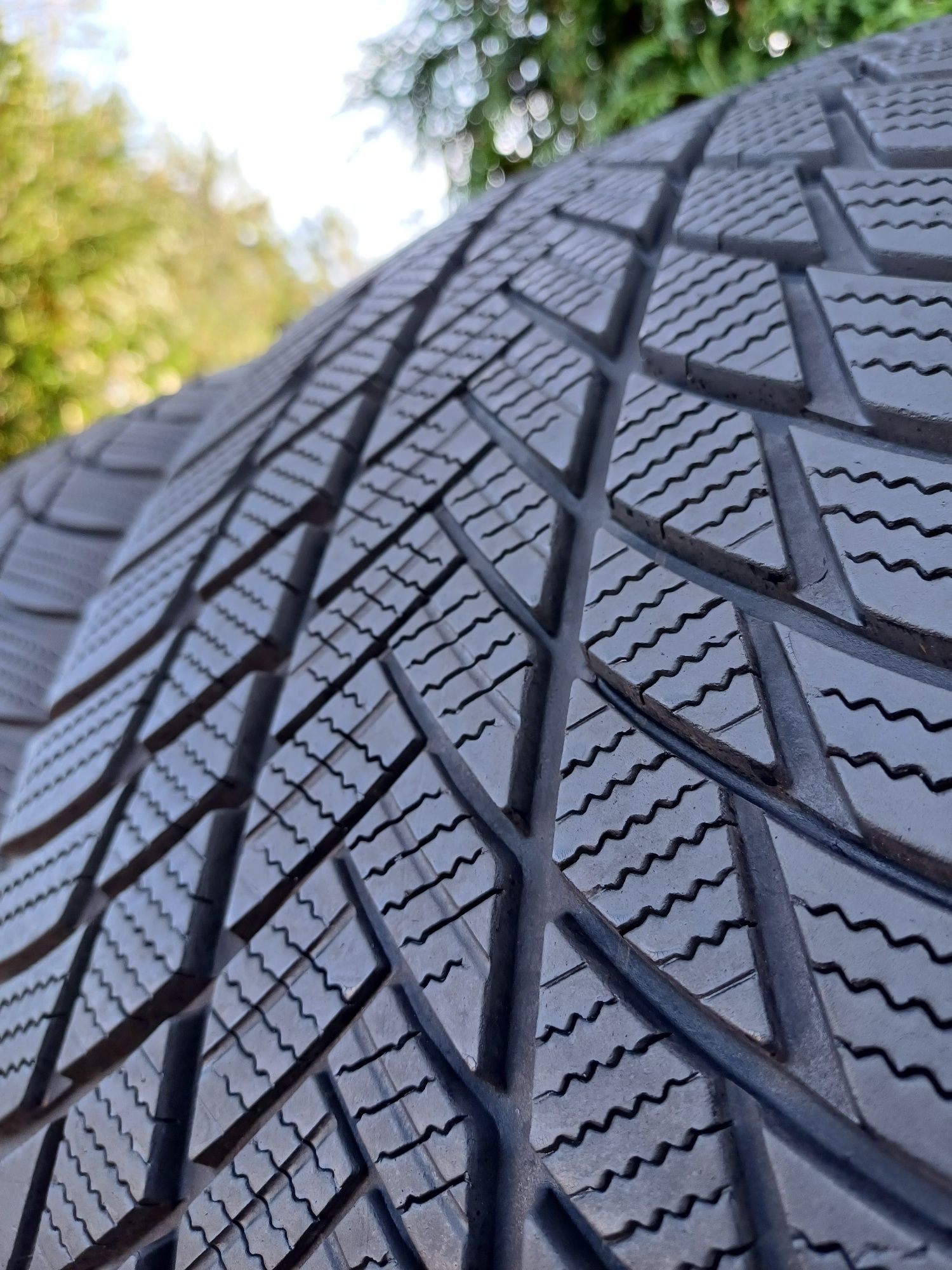 235/50/19 Sprzedam parę opon zimowych Bridgestone