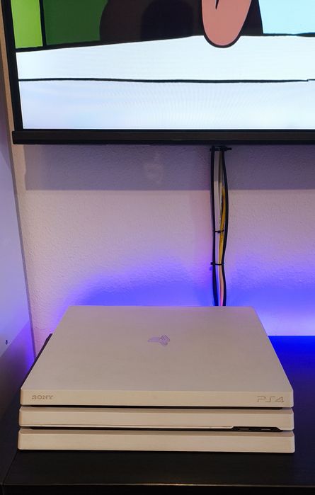 PlayStation 4 Pro Branca sem comandos.