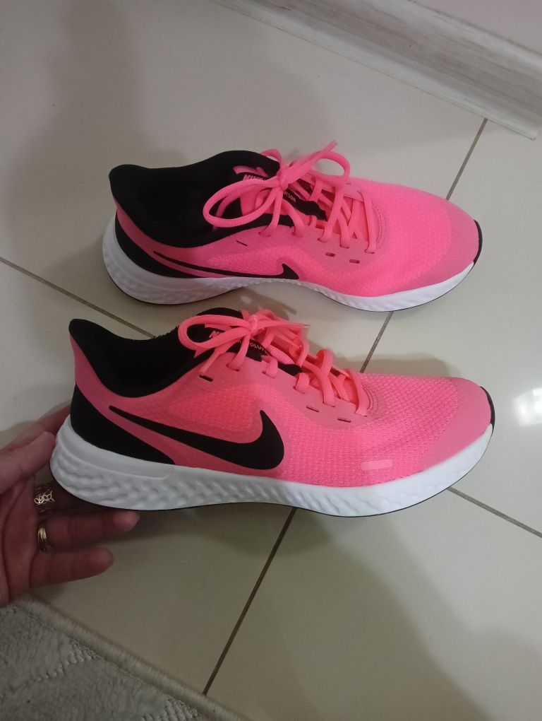 Buty sportowe trening Nike r.38.5