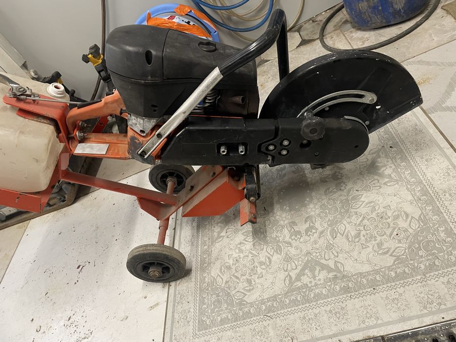 Pila do betonu z wozkiem