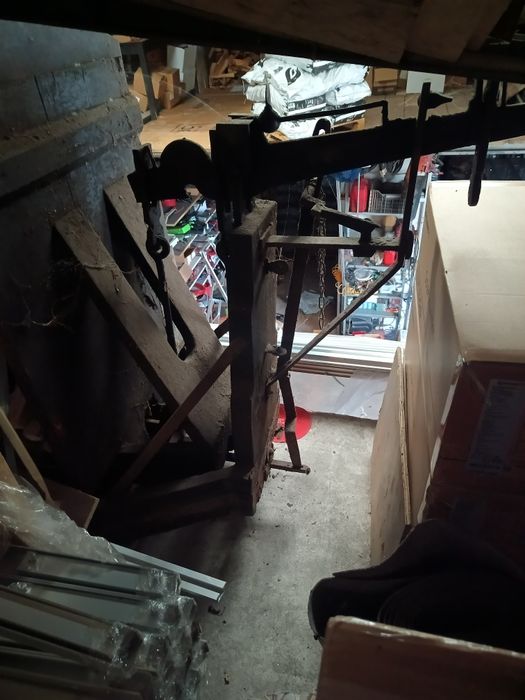 Balança decimal antiga com pesos