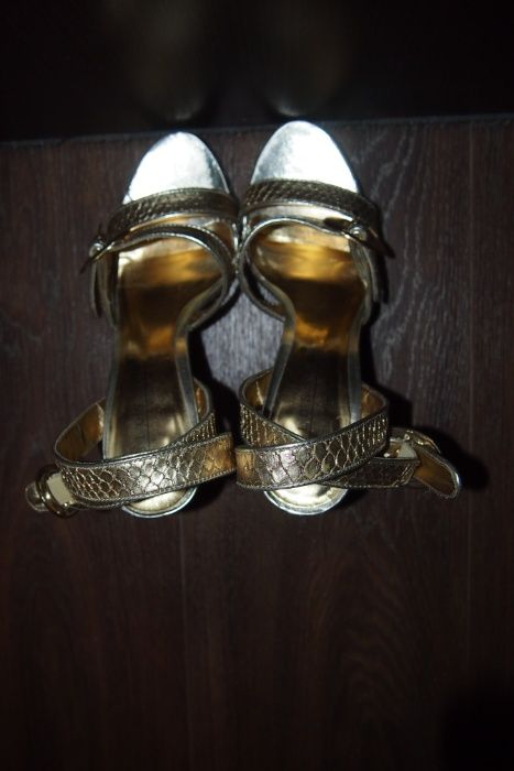 Красивые босоножки на каблуке 38 размер золотого цвета в идеале