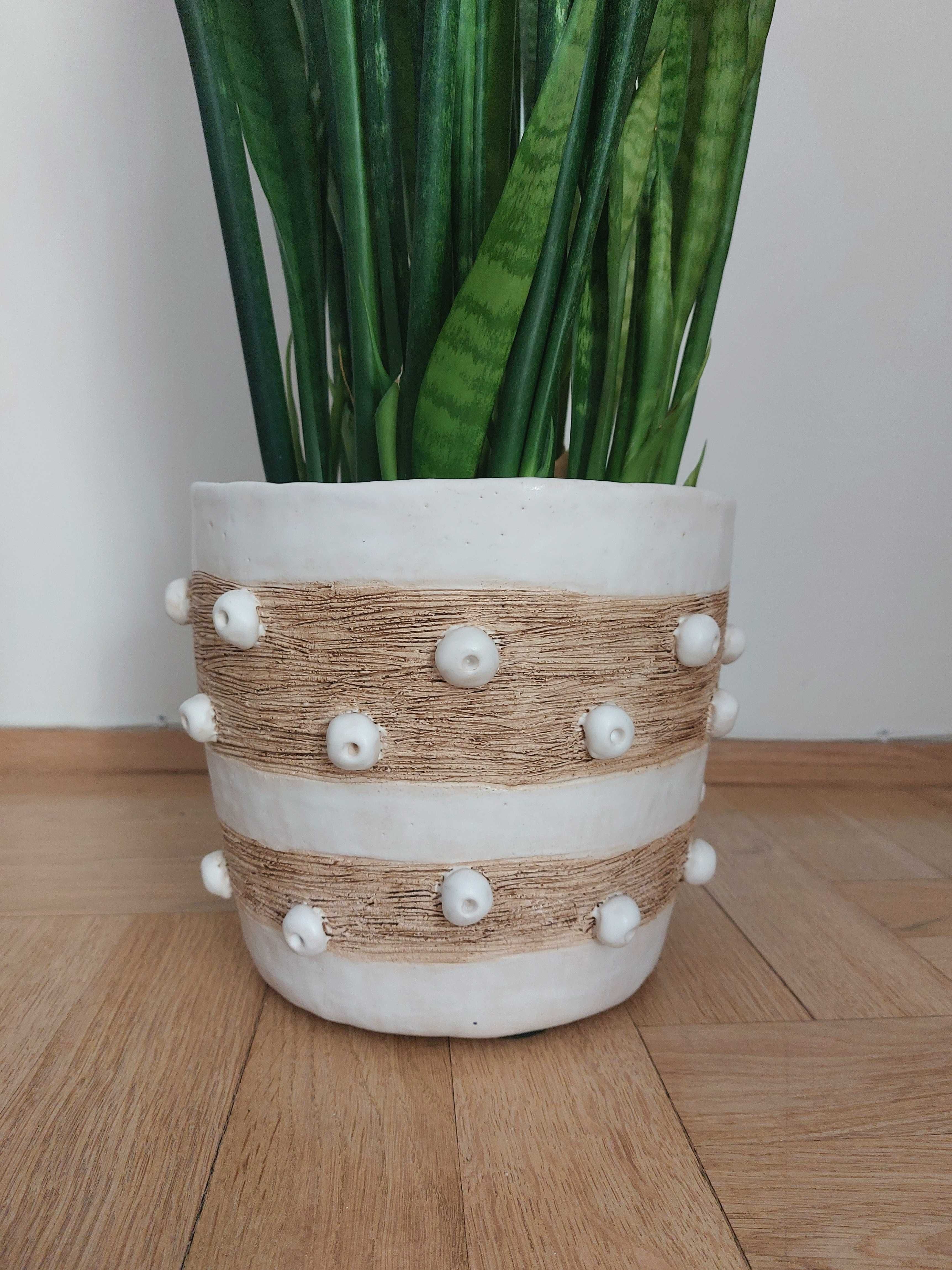 Ceramiczna osłonka na doniczkę w stylu boho