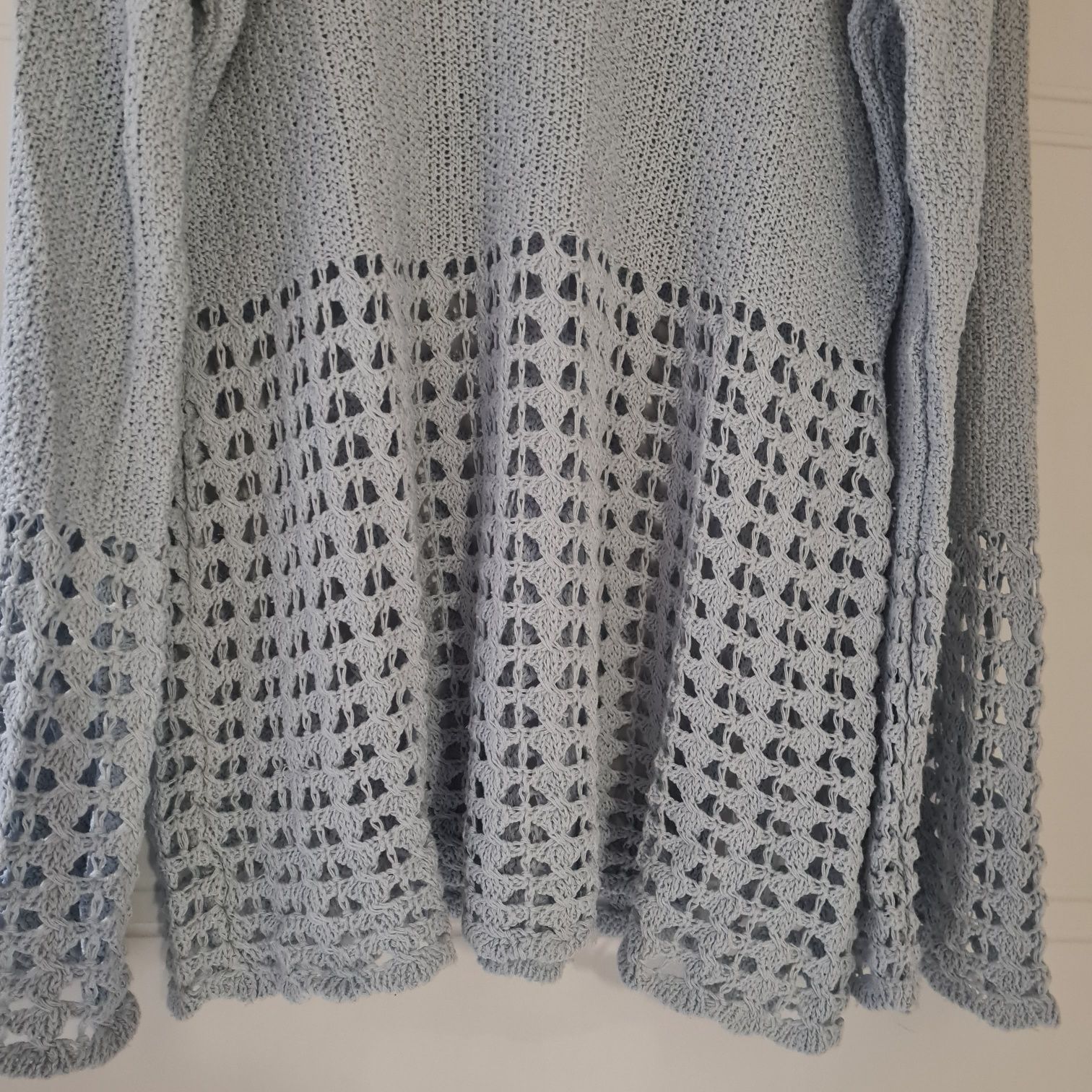 Błękitny ażurowy sweterek