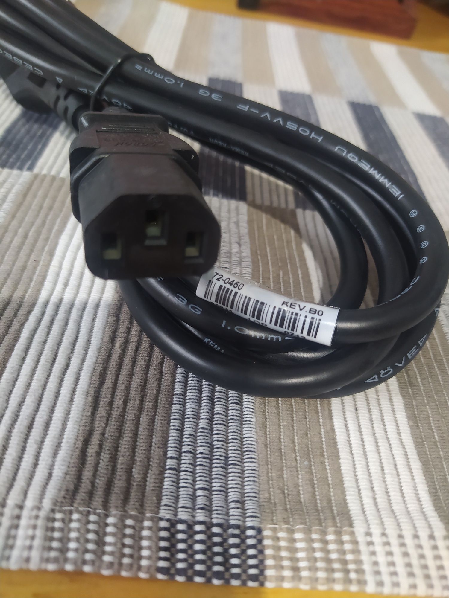 Kabel zasilajacy  komputer, ekspres do kawy.