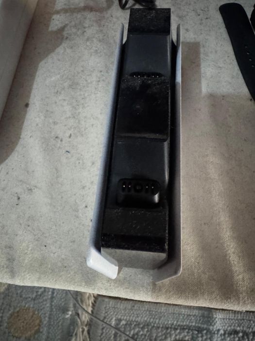 PS5 com 2 comandos e plataforma de carregamento