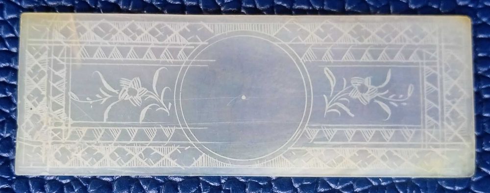 Antiga Ficha de Pôquer Chinesa Esculpida em Madrepérola