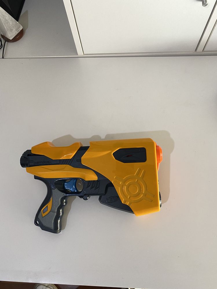 Nerf potente com balas que colam aos alvos