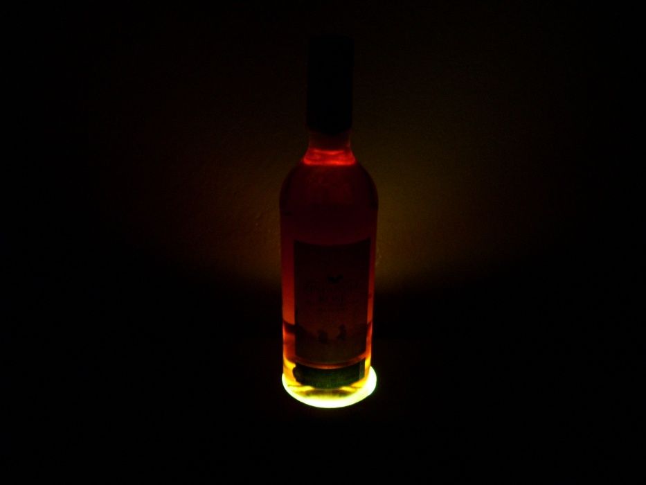 Podstawa LED podświetlająca butelkę wódki - ozdoba do barku
