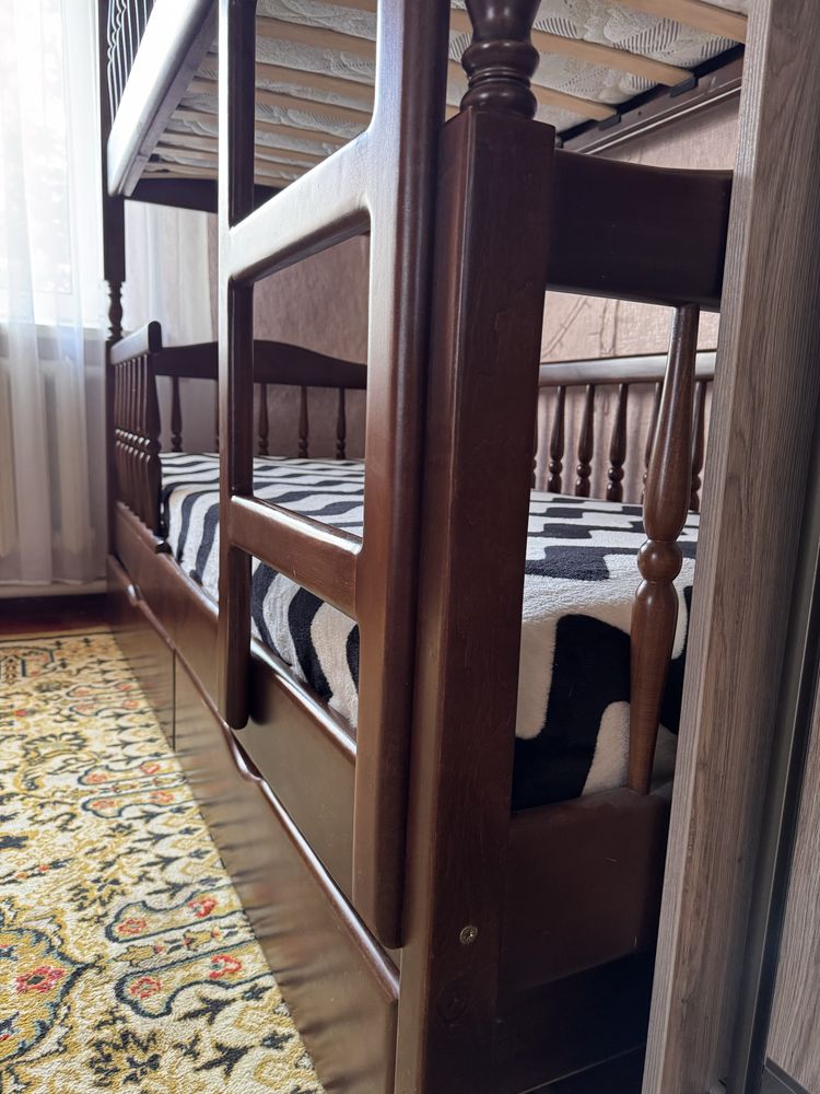 Продається двоярусне ліжко з натурального дерева!