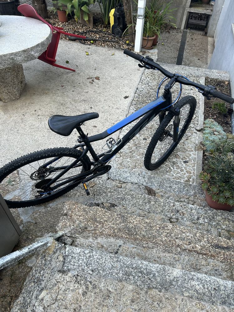 Bicicleta ktm azul e preta