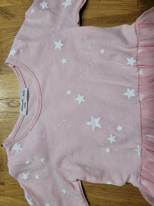 Sukienka z długim rękawem rozmiar 74 firmy Sinsay różowa w gwiazdki