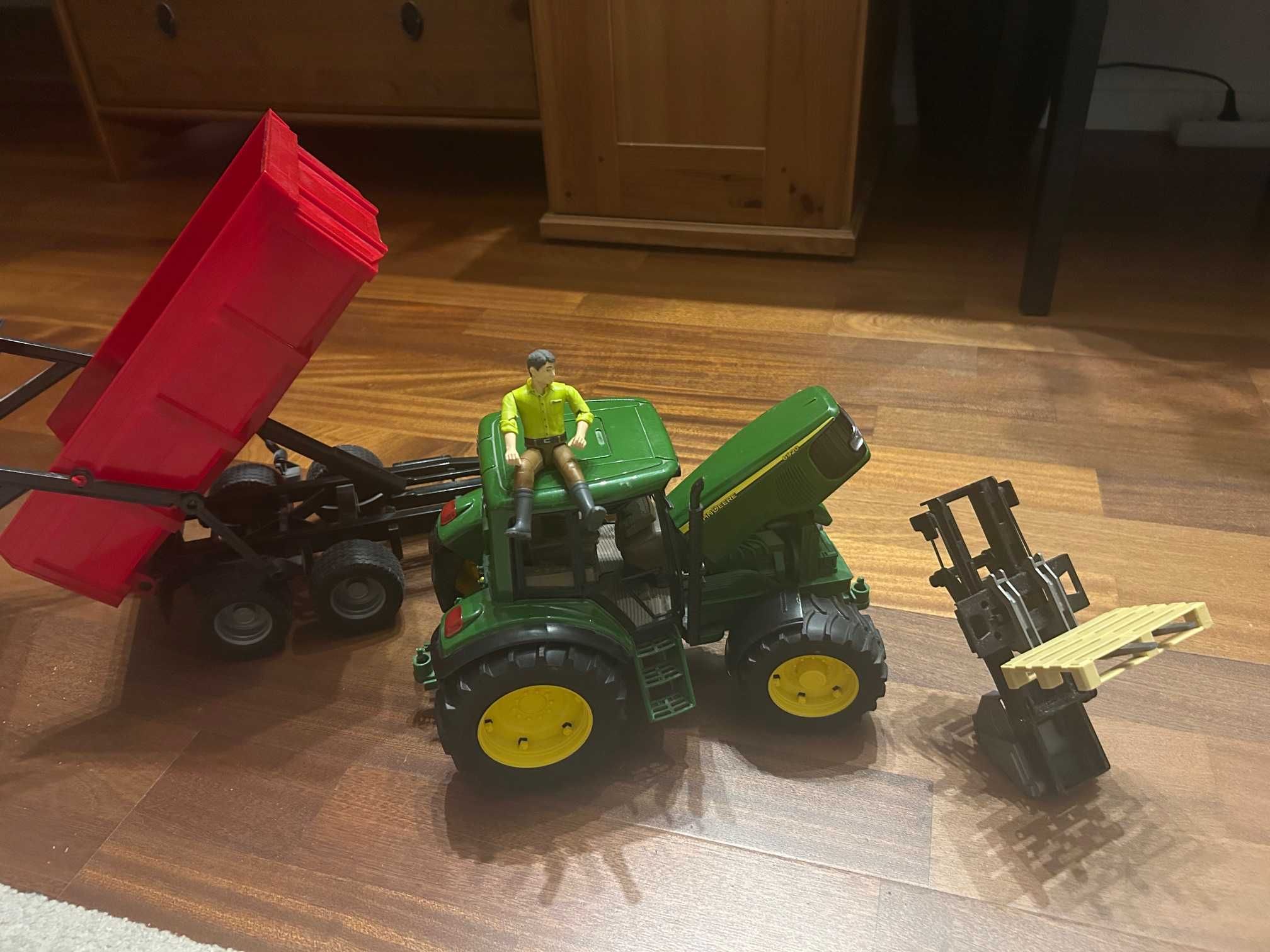 Zestaw Bruder: John Deer + 2 przyczepy  + podnośnik + figurka