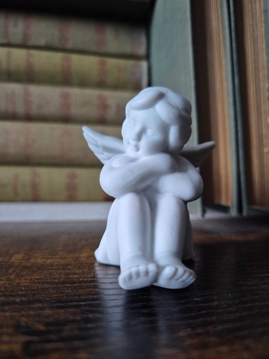 Anioł podparty mały figurka porcelanowa firmy Rosenthal nowa
