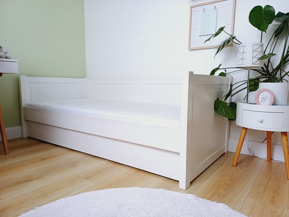 Drewniane, białe łóżko ze stelażem i materacem dla dziecka 180×80