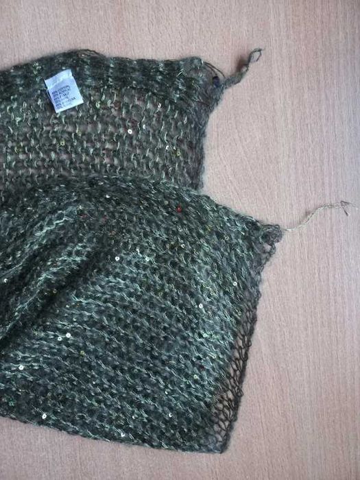 Oliwkowy szalik/chusta z błyszczącą nitką i cekinami