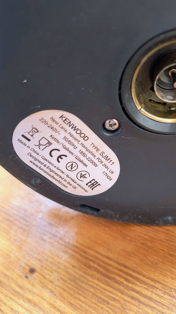 Электрочайник KENWOOD SJM 11 (SJM 110) в рабочем состоянии.