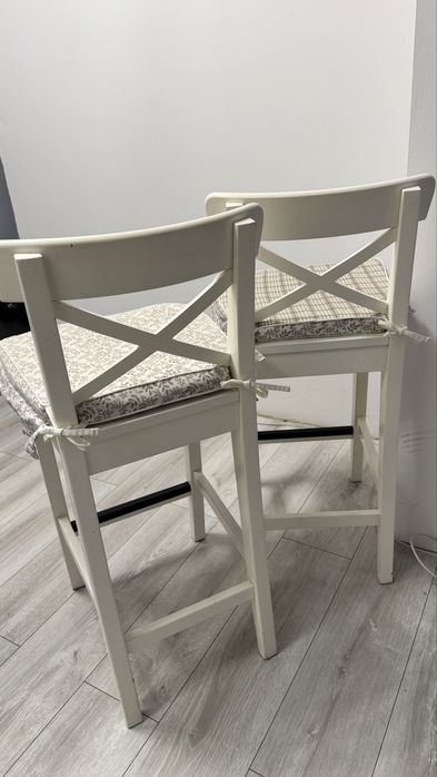 Zestaw 4 szt. krzeseł drewnianych białych wysokich z pokrowcami